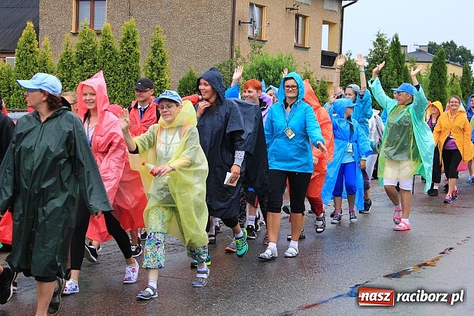 Zdjęcie w galerii na portalu naszraciborz.pl: 240 pielgrzymów z Lubomi i okolic już w drodze na Jasną Górę wiadomości z regionu