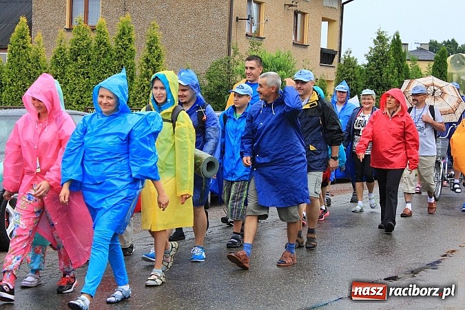 Zdjęcie w galerii na portalu naszraciborz.pl: 240 pielgrzymów z Lubomi i okolic już w drodze na Jasną Górę wiadomości z regionu