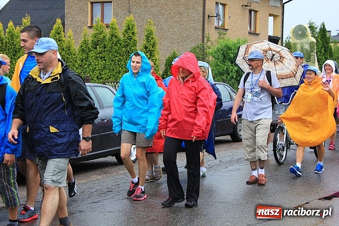 Zdjęcie w galerii na portalu naszraciborz.pl: 240 pielgrzymów z Lubomi i okolic już w drodze na Jasną Górę wiadomości z regionu