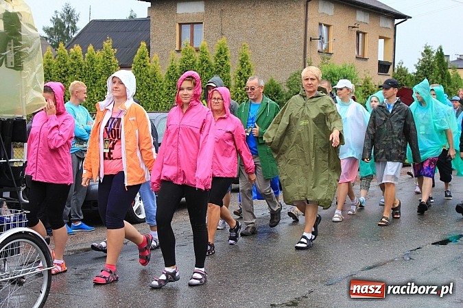 Zdjęcie w galerii na portalu naszraciborz.pl: 240 pielgrzymów z Lubomi i okolic już w drodze na Jasną Górę wiadomości z regionu