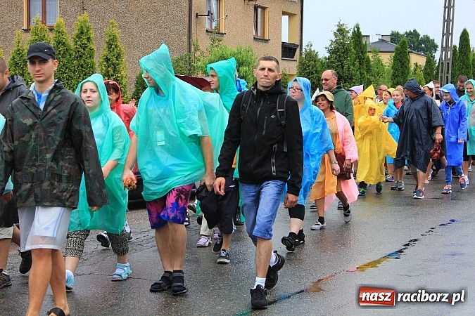 Zdjęcie w galerii na portalu naszraciborz.pl: 240 pielgrzymów z Lubomi i okolic już w drodze na Jasną Górę wiadomości z regionu