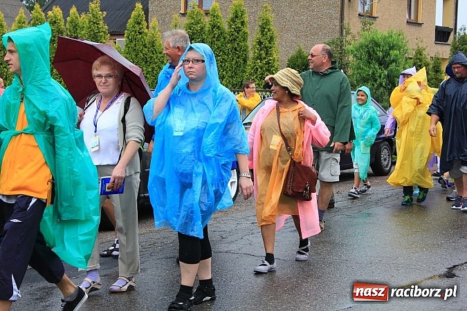 Zdjęcie w galerii na portalu naszraciborz.pl: 240 pielgrzymów z Lubomi i okolic już w drodze na Jasną Górę wiadomości z regionu