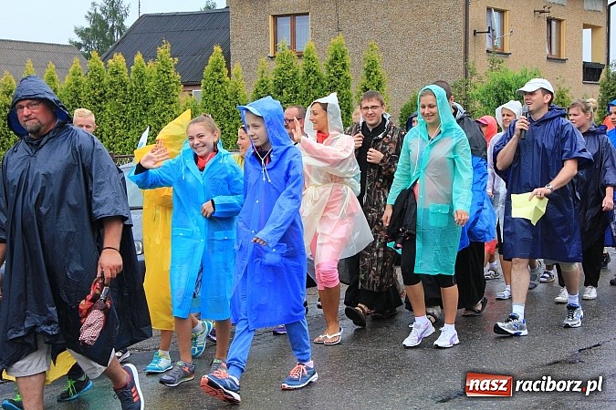 Zdjęcie w galerii na portalu naszraciborz.pl: 240 pielgrzymów z Lubomi i okolic już w drodze na Jasną Górę wiadomości z regionu