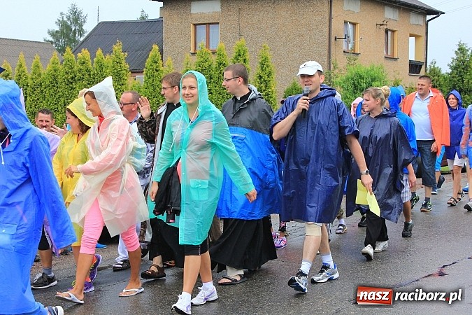 Zdjęcie w galerii na portalu naszraciborz.pl: 240 pielgrzymów z Lubomi i okolic już w drodze na Jasną Górę wiadomości z regionu