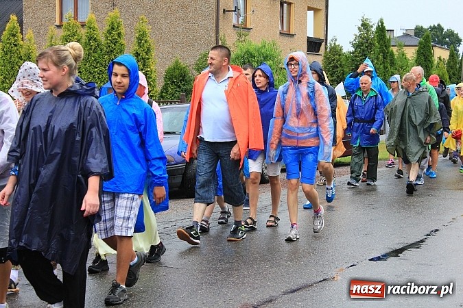 Zdjęcie w galerii na portalu naszraciborz.pl: 240 pielgrzymów z Lubomi i okolic już w drodze na Jasną Górę wiadomości z regionu