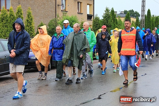 Zdjęcie w galerii na portalu naszraciborz.pl: 240 pielgrzymów z Lubomi i okolic już w drodze na Jasną Górę wiadomości z regionu