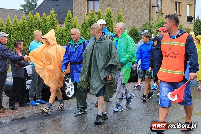 Zdjęcie w galerii na portalu naszraciborz.pl: 240 pielgrzymów z Lubomi i okolic już w drodze na Jasną Górę wiadomości z regionu