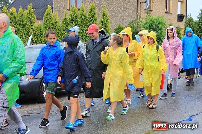Zdjęcie w galerii na portalu naszraciborz.pl: 240 pielgrzymów z Lubomi i okolic już w drodze na Jasną Górę wiadomości z regionu