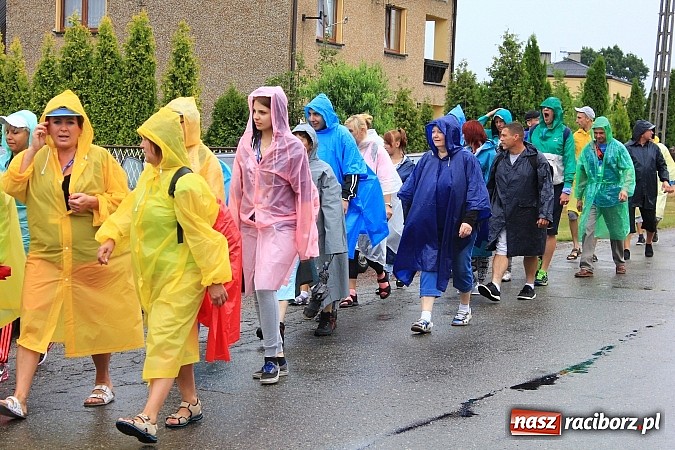 Zdjęcie w galerii na portalu naszraciborz.pl: 240 pielgrzymów z Lubomi i okolic już w drodze na Jasną Górę wiadomości z regionu