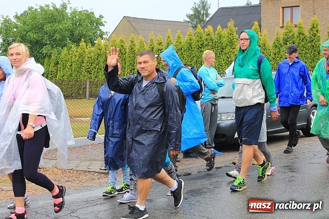 Zdjęcie w galerii na portalu naszraciborz.pl: 240 pielgrzymów z Lubomi i okolic już w drodze na Jasną Górę wiadomości z regionu