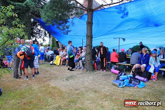 Zdjęcie w galerii na portalu naszraciborz.pl: 240 pielgrzymów z Lubomi i okolic już w drodze na Jasną Górę wiadomości z regionu