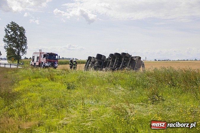 Zdjęcie w galerii na portalu naszraciborz.pl: Między Tworkowem a Krzyżanowicami wywróciła się ciężarówka wiadomości z regionu