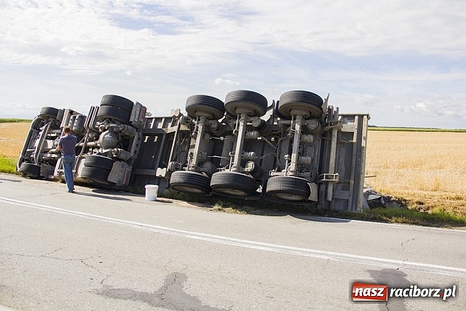 Zdjęcie w galerii na portalu naszraciborz.pl: Między Tworkowem a Krzyżanowicami wywróciła się ciężarówka wiadomości z regionu