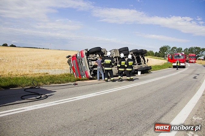 Zdjęcie w galerii na portalu naszraciborz.pl: Między Tworkowem a Krzyżanowicami wywróciła się ciężarówka wiadomości z regionu