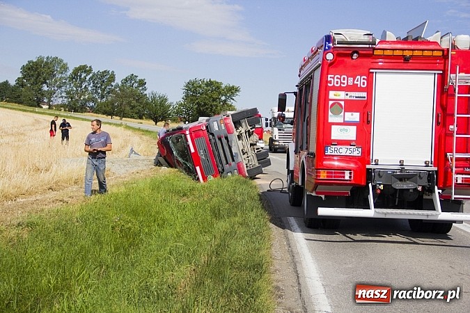 Zdjęcie w galerii na portalu naszraciborz.pl: Między Tworkowem a Krzyżanowicami wywróciła się ciężarówka wiadomości z regionu