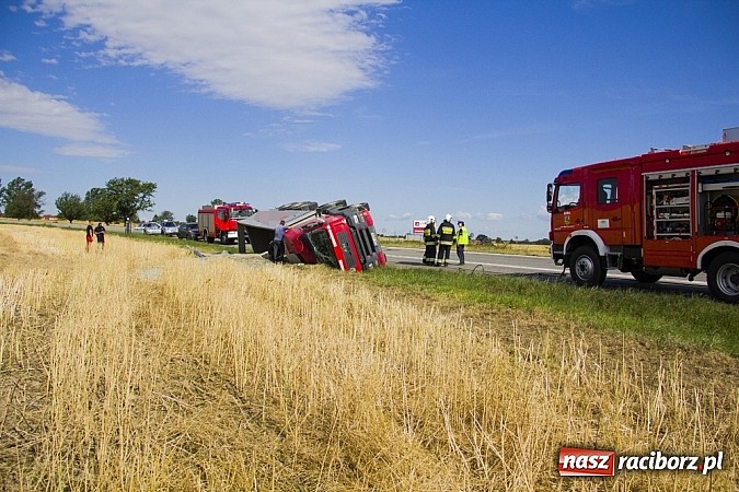 Zdjęcie w galerii na portalu naszraciborz.pl: Między Tworkowem a Krzyżanowicami wywróciła się ciężarówka wiadomości z regionu