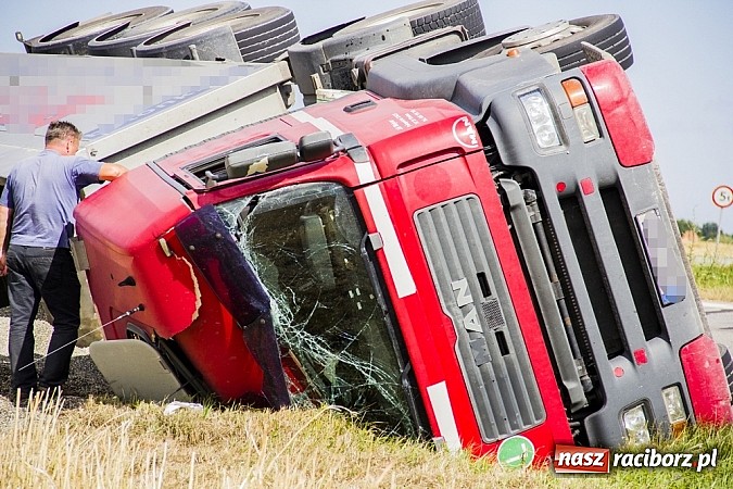 Zdjęcie w galerii na portalu naszraciborz.pl: Między Tworkowem a Krzyżanowicami wywróciła się ciężarówka wiadomości z regionu
