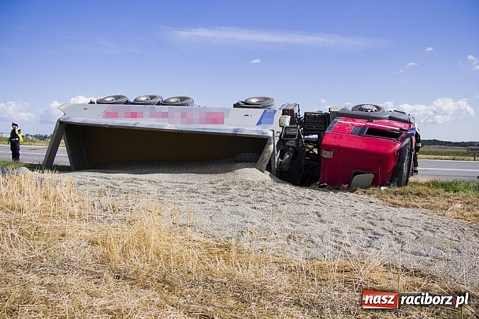 Zdjęcie w galerii na portalu naszraciborz.pl: Między Tworkowem a Krzyżanowicami wywróciła się ciężarówka wiadomości z regionu