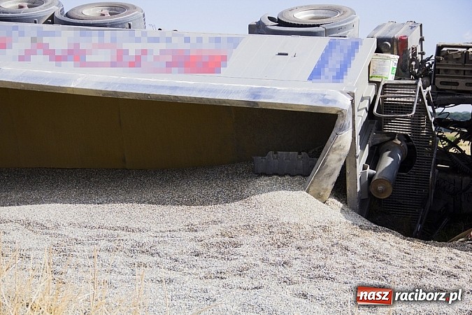 Zdjęcie w galerii na portalu naszraciborz.pl: Między Tworkowem a Krzyżanowicami wywróciła się ciężarówka wiadomości z regionu