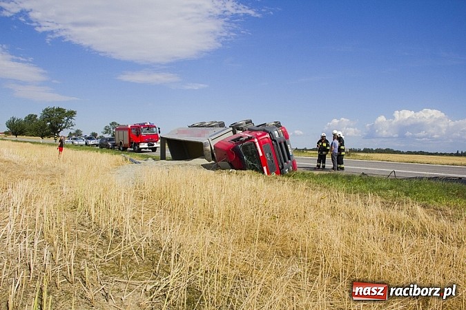 Zdjęcie w galerii na portalu naszraciborz.pl: Między Tworkowem a Krzyżanowicami wywróciła się ciężarówka wiadomości z regionu
