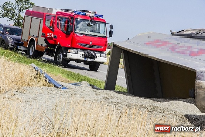 Zdjęcie w galerii na portalu naszraciborz.pl: Między Tworkowem a Krzyżanowicami wywróciła się ciężarówka wiadomości z regionu