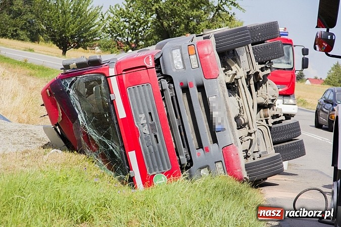 Zdjęcie w galerii na portalu naszraciborz.pl: Między Tworkowem a Krzyżanowicami wywróciła się ciężarówka wiadomości z regionu