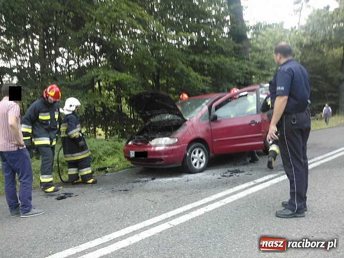 Zdjęcie w galerii na portalu naszraciborz.pl: Pożar forda na trasie Nędza-Kuźnia Raciborska wiadomości z regionu