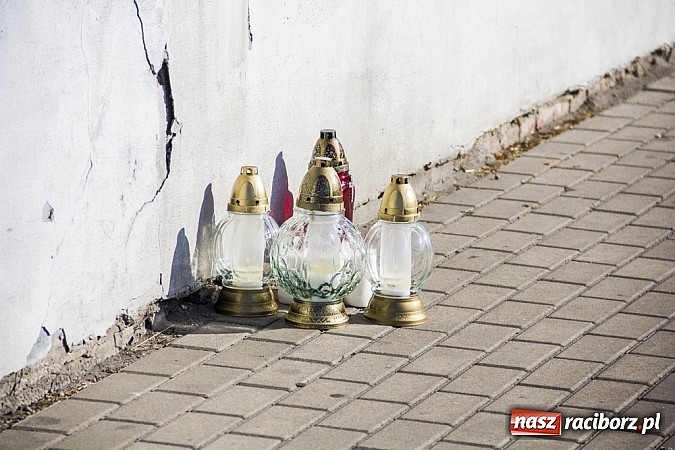 Zdjęcie w galerii na portalu naszraciborz.pl: Racibórz żegna się z mleczarnią. Pod bramą zakładu pojawiają się znicze wiadomości z regionu