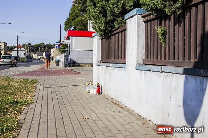 Zdjęcie w galerii na portalu naszraciborz.pl: Racibórz żegna się z mleczarnią. Pod bramą zakładu pojawiają się znicze wiadomości z regionu