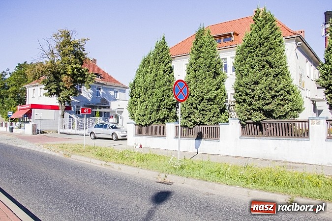 Zdjęcie w galerii na portalu naszraciborz.pl: Racibórz żegna się z mleczarnią. Pod bramą zakładu pojawiają się znicze wiadomości z regionu