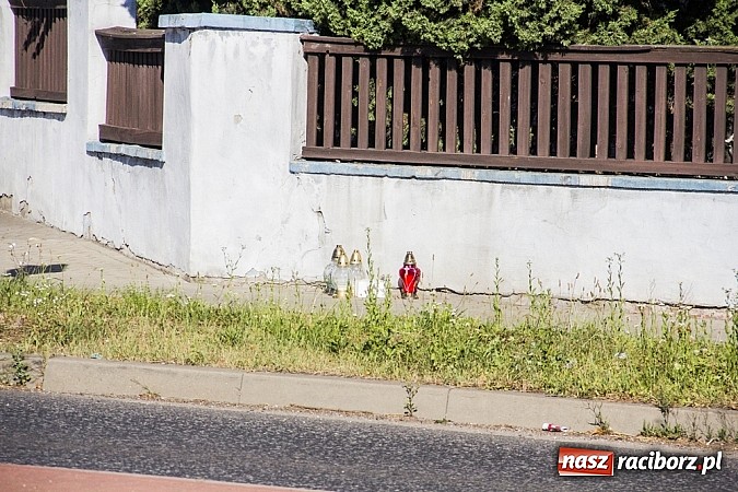 Zdjęcie w galerii na portalu naszraciborz.pl: Racibórz żegna się z mleczarnią. Pod bramą zakładu pojawiają się znicze wiadomości z regionu