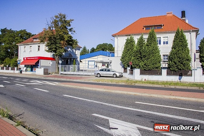 Zdjęcie w galerii na portalu naszraciborz.pl: Racibórz żegna się z mleczarnią. Pod bramą zakładu pojawiają się znicze wiadomości z regionu