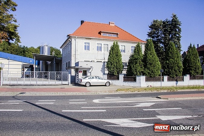 Zdjęcie w galerii na portalu naszraciborz.pl: Racibórz żegna się z mleczarnią. Pod bramą zakładu pojawiają się znicze wiadomości z regionu