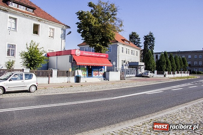 Zdjęcie w galerii na portalu naszraciborz.pl: Racibórz żegna się z mleczarnią. Pod bramą zakładu pojawiają się znicze wiadomości z regionu
