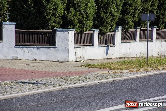 Zdjęcie w galerii na portalu naszraciborz.pl: Racibórz żegna się z mleczarnią. Pod bramą zakładu pojawiają się znicze wiadomości z regionu