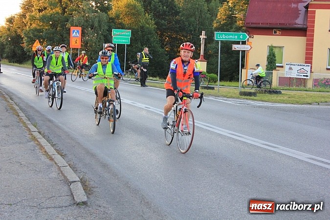 Zdjęcie w galerii na portalu naszraciborz.pl: Rowerem z Lubomi na Jasną Górę wiadomości z regionu