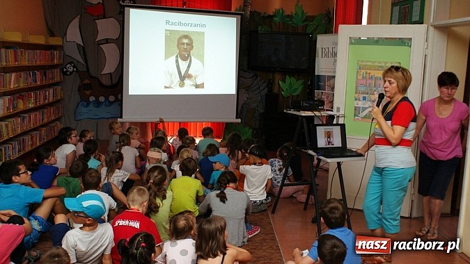 Zdjęcie w galerii na portalu naszraciborz.pl: Olimpijskie zajęcia dla dzieci w raciborskiej bibliotece z Ryszardem Wolnym wiadomości z regionu
