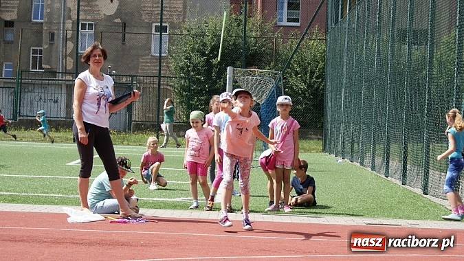 Zdjęcie w galerii na portalu naszraciborz.pl: Olimpijskie zajęcia dla dzieci w raciborskiej bibliotece z Ryszardem Wolnym wiadomości z regionu