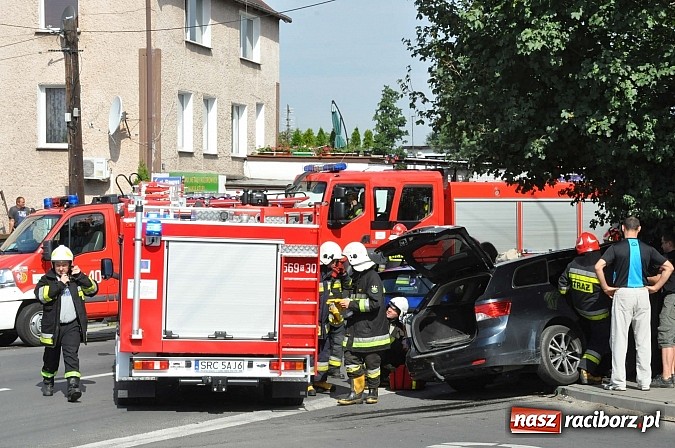 Zdjęcie w galerii na portalu naszraciborz.pl: Zderzenie toyoty i chevroleta w Brzeziu. Pasażerka avensis trafiła do szpitala wiadomości z regionu