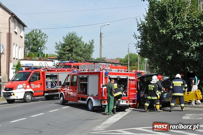 Zdjęcie w galerii na portalu naszraciborz.pl: Zderzenie toyoty i chevroleta w Brzeziu. Pasażerka avensis trafiła do szpitala wiadomości z regionu