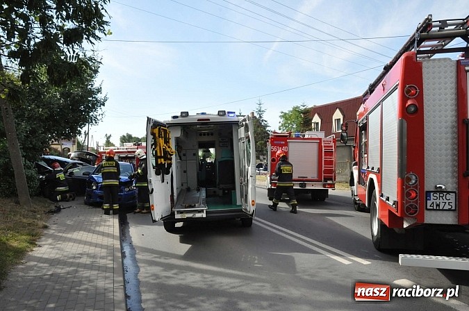 Zdjęcie w galerii na portalu naszraciborz.pl: Zderzenie toyoty i chevroleta w Brzeziu. Pasażerka avensis trafiła do szpitala wiadomości z regionu