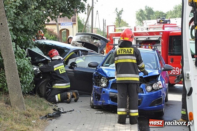Zdjęcie w galerii na portalu naszraciborz.pl: Zderzenie toyoty i chevroleta w Brzeziu. Pasażerka avensis trafiła do szpitala wiadomości z regionu