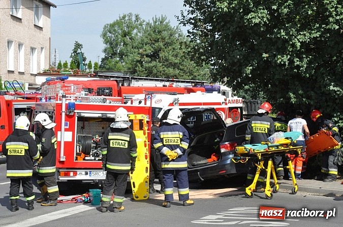 Zdjęcie w galerii na portalu naszraciborz.pl: Zderzenie toyoty i chevroleta w Brzeziu. Pasażerka avensis trafiła do szpitala wiadomości z regionu