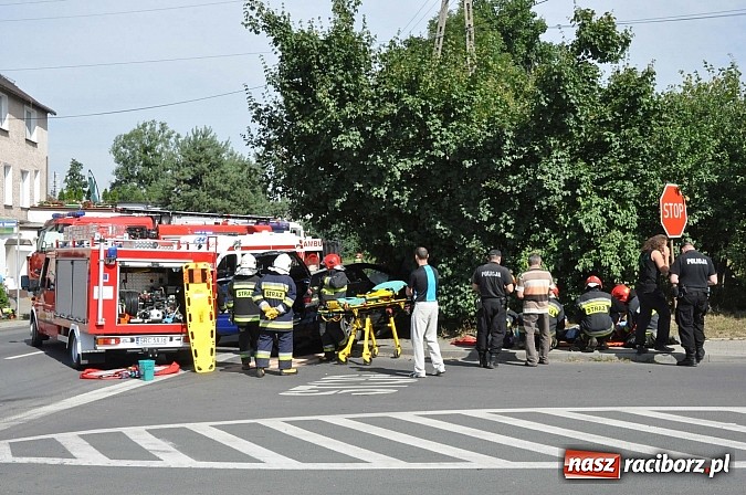 Zdjęcie w galerii na portalu naszraciborz.pl: Zderzenie toyoty i chevroleta w Brzeziu. Pasażerka avensis trafiła do szpitala wiadomości z regionu