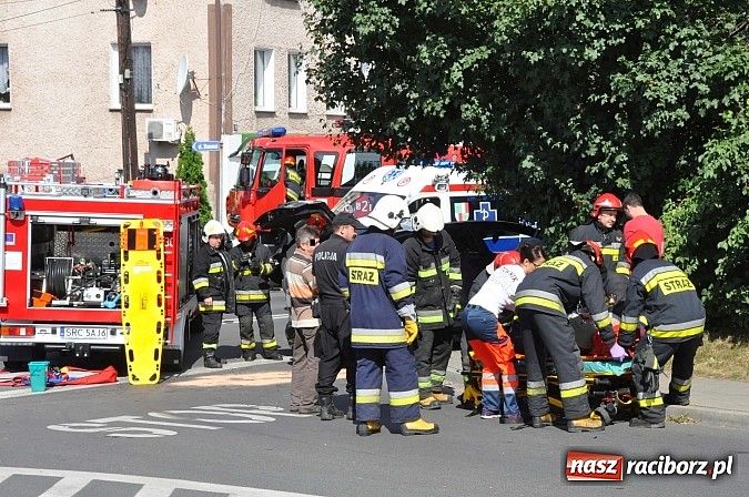 Zdjęcie w galerii na portalu naszraciborz.pl: Zderzenie toyoty i chevroleta w Brzeziu. Pasażerka avensis trafiła do szpitala wiadomości z regionu
