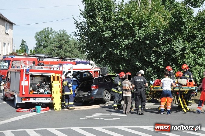 Zdjęcie w galerii na portalu naszraciborz.pl: Zderzenie toyoty i chevroleta w Brzeziu. Pasażerka avensis trafiła do szpitala wiadomości z regionu
