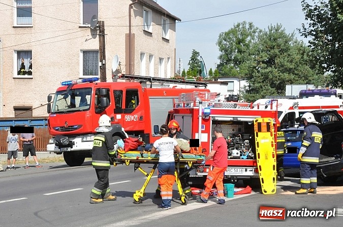 Zdjęcie w galerii na portalu naszraciborz.pl: Zderzenie toyoty i chevroleta w Brzeziu. Pasażerka avensis trafiła do szpitala wiadomości z regionu