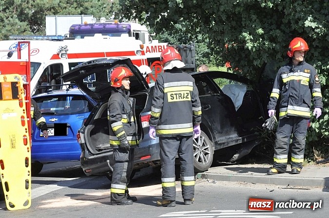 Zdjęcie w galerii na portalu naszraciborz.pl: Zderzenie toyoty i chevroleta w Brzeziu. Pasażerka avensis trafiła do szpitala wiadomości z regionu
