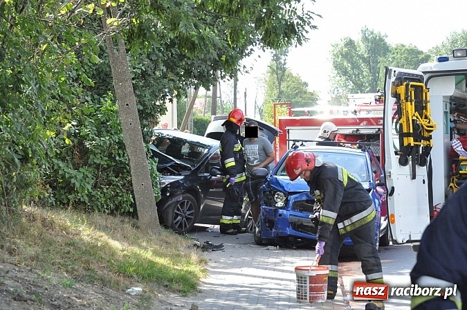 Zdjęcie w galerii na portalu naszraciborz.pl: Zderzenie toyoty i chevroleta w Brzeziu. Pasażerka avensis trafiła do szpitala wiadomości z regionu