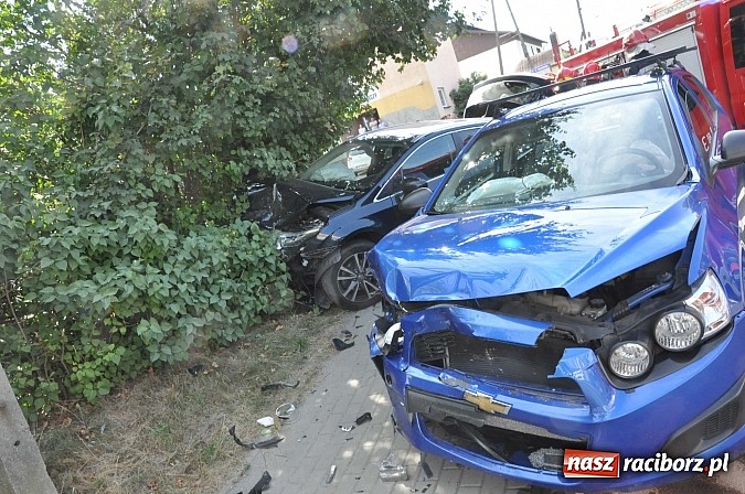Zdjęcie w galerii na portalu naszraciborz.pl: Zderzenie toyoty i chevroleta w Brzeziu. Pasażerka avensis trafiła do szpitala wiadomości z regionu